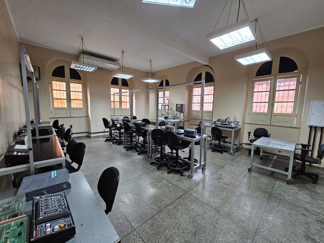 Ambiente técnico com bancadas para atividades de elétrica