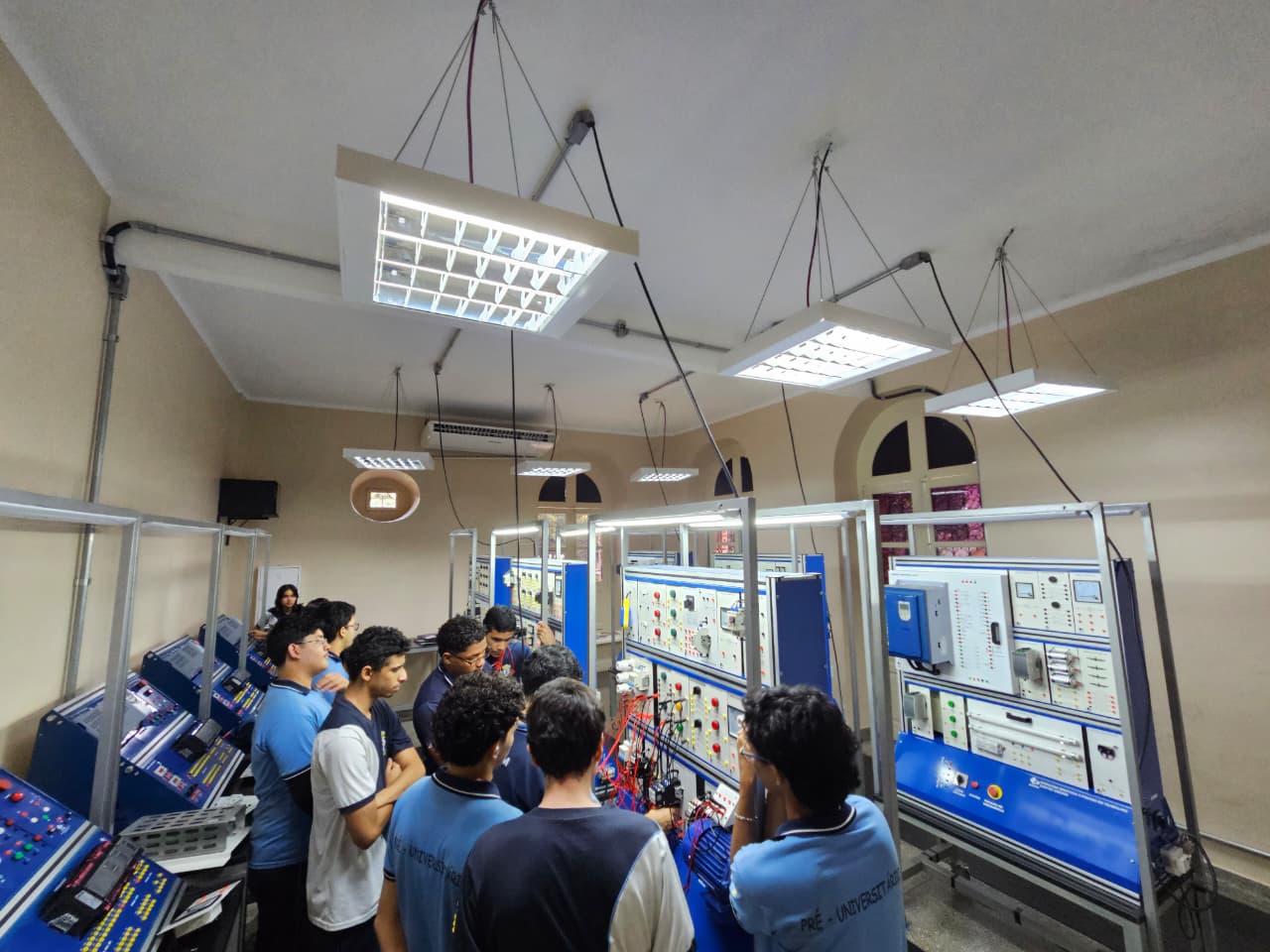 Atividade prática em ambiente técnico com painéis didáticos