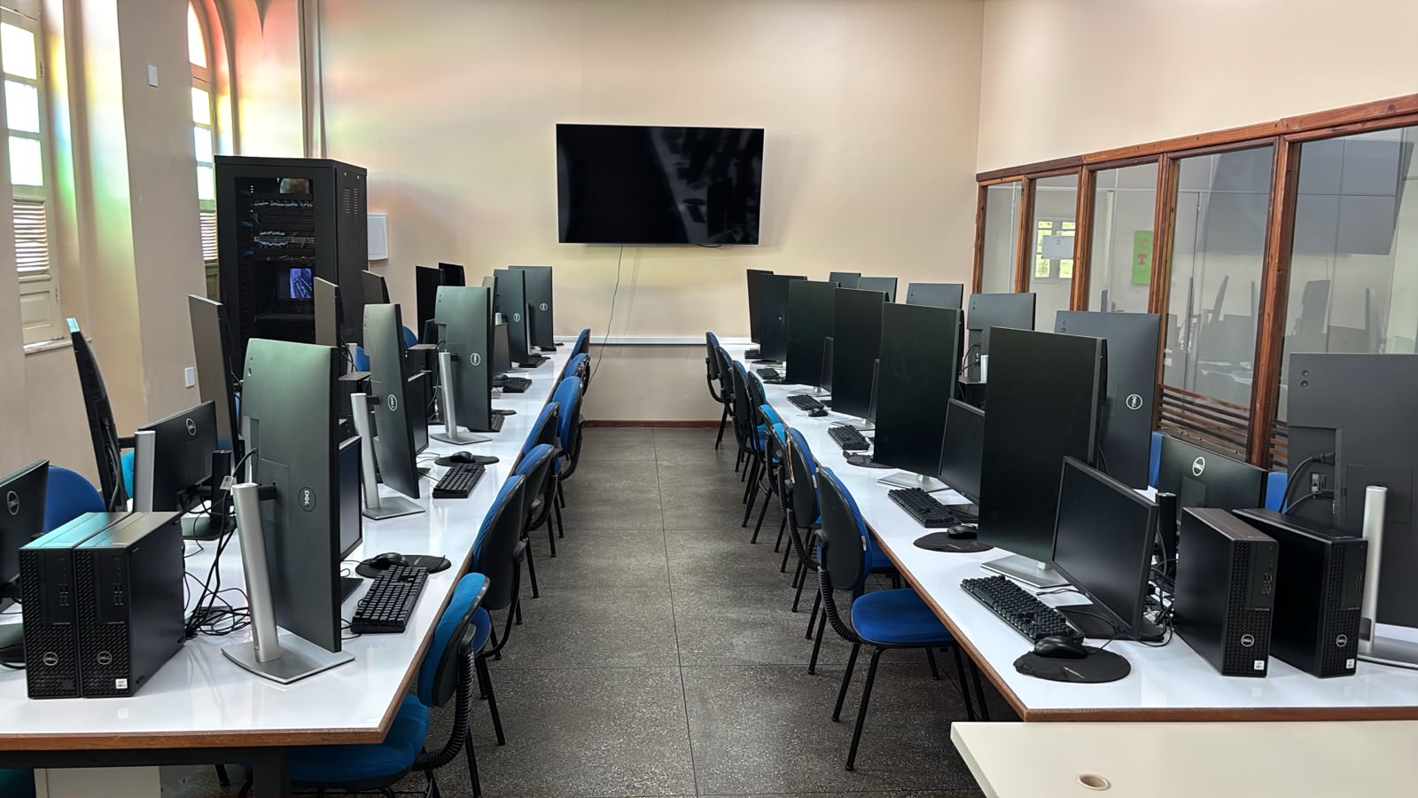 Laboratório de informática do IBC com fileiras de computadores