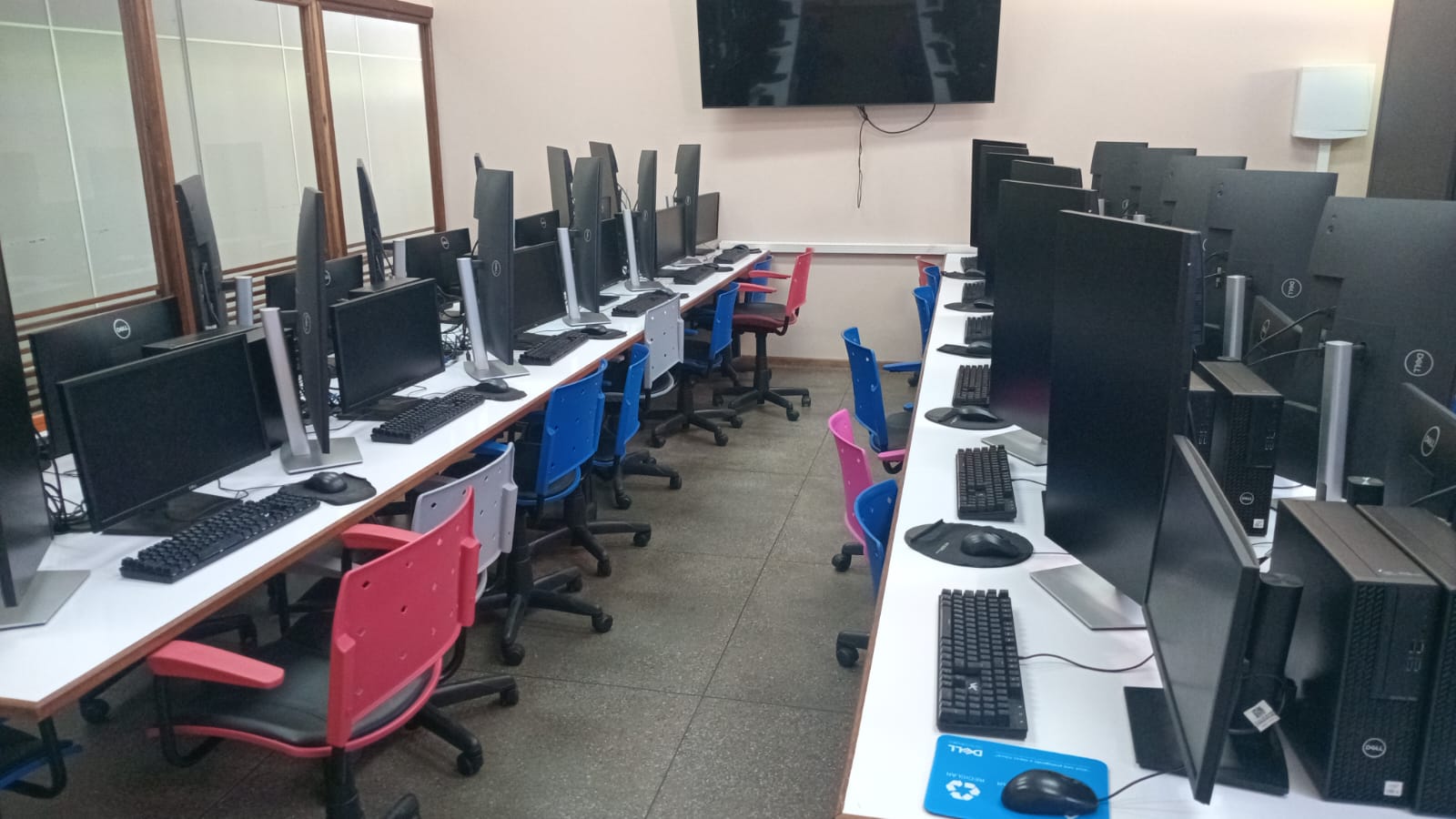Laboratório de informática com computadores nas laterais