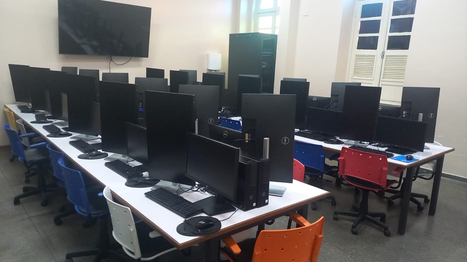 Laboratório de informática com várias estações de trabalho