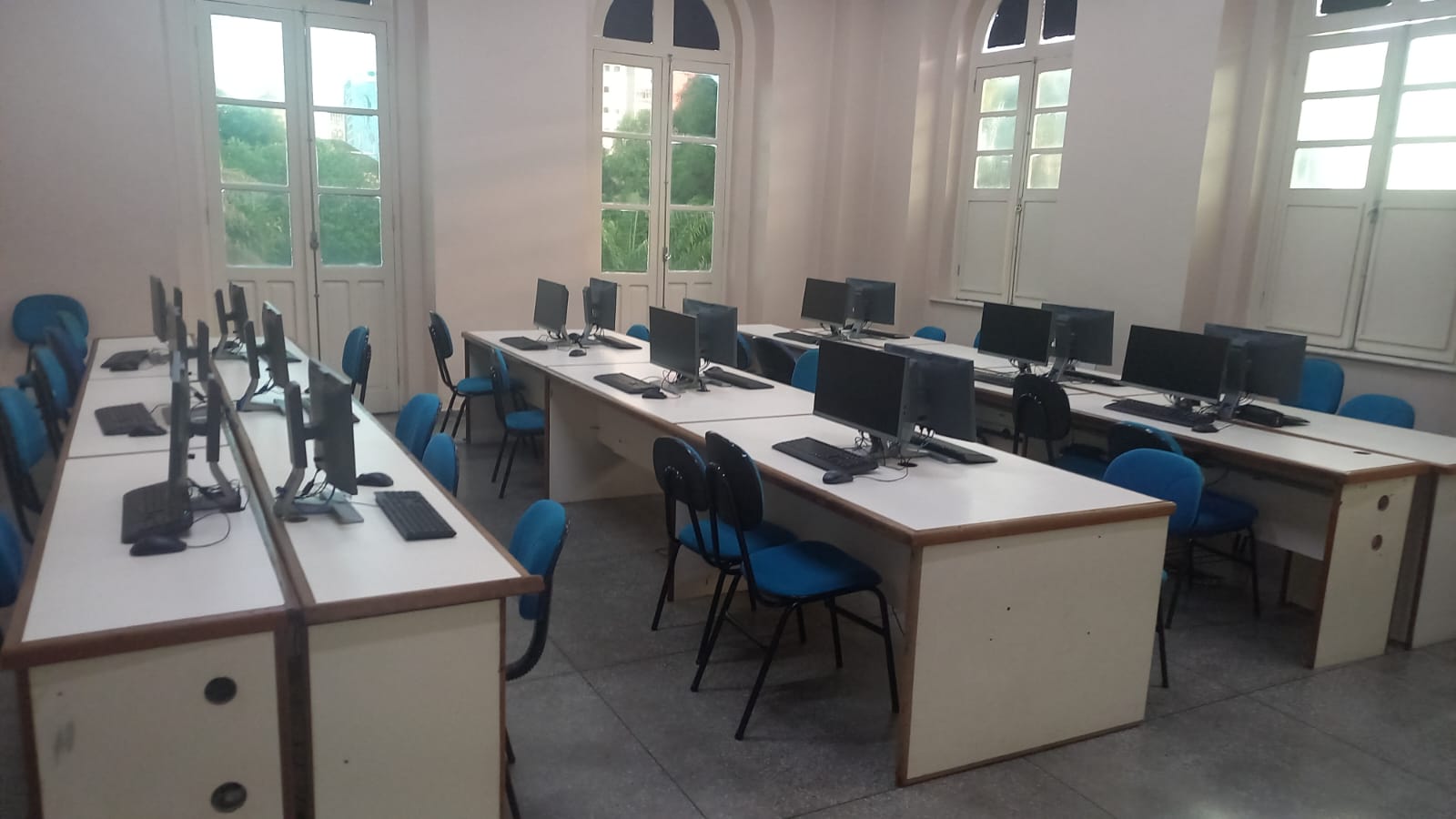 Laboratório de informática com computadores distribuídos pela sala