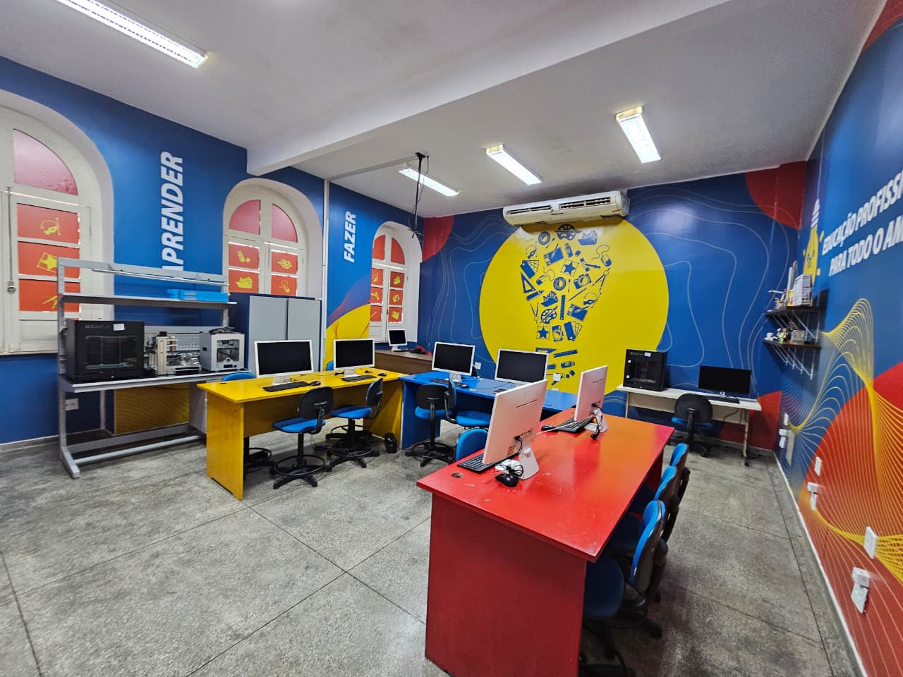 Recursos e bancadas da Sala Maker